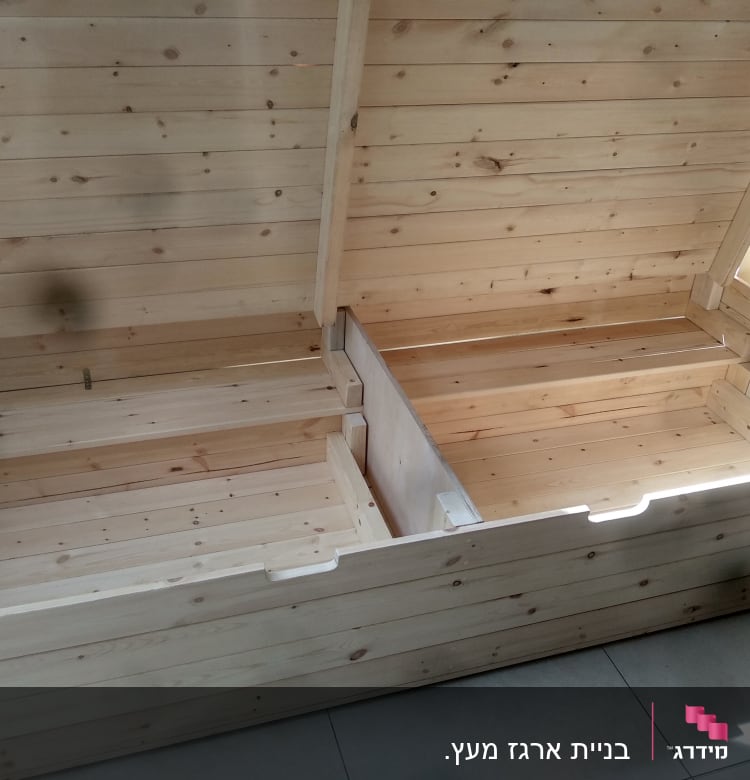 תיבת עץ פתוחה עם מכסה, עשויה לוחות עץ בהירים